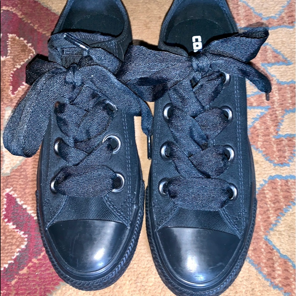 NWOT Converse low-tops all blk w/large eyelets
